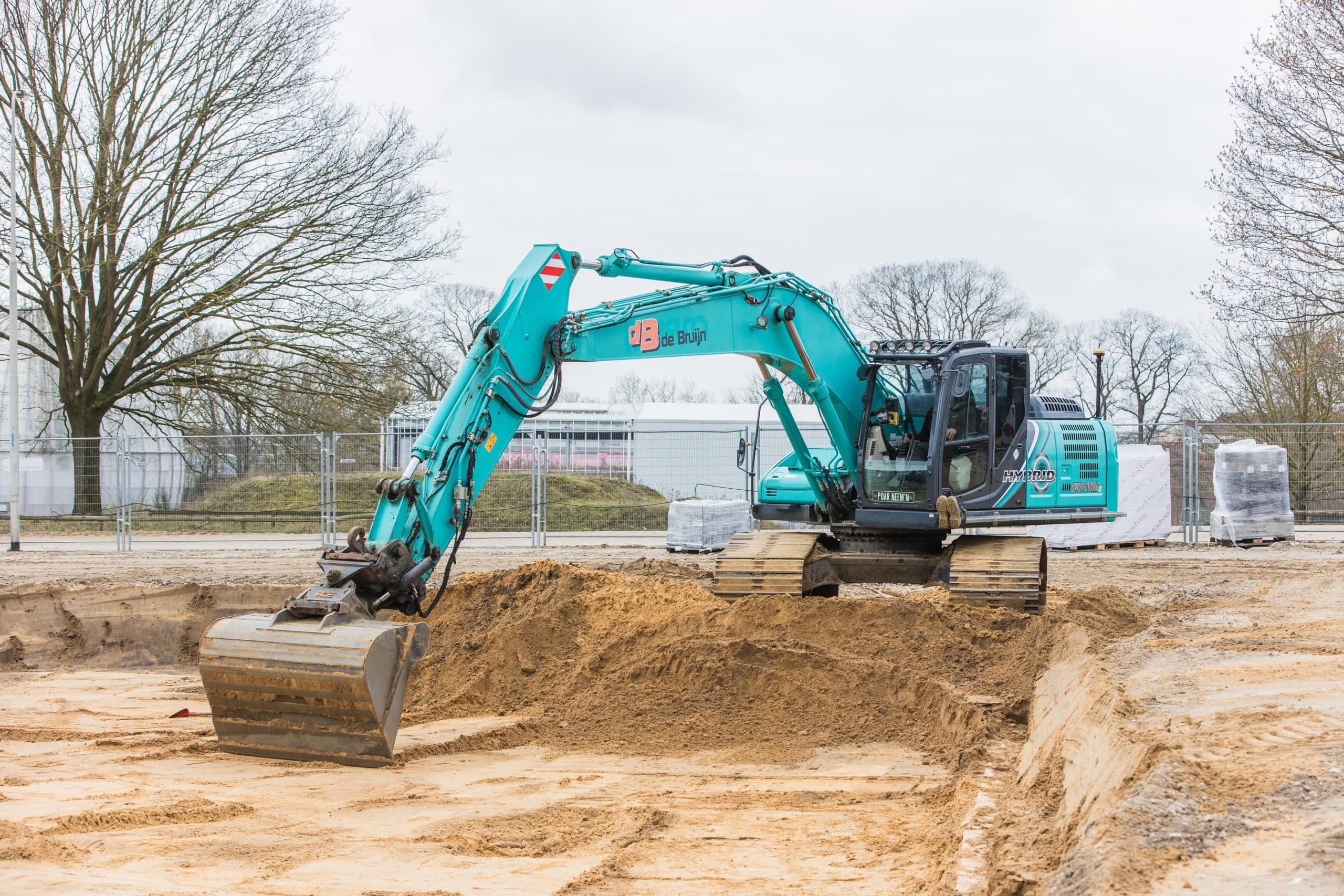 Graafmachine bezig met grondwerk op bouwlocatie
