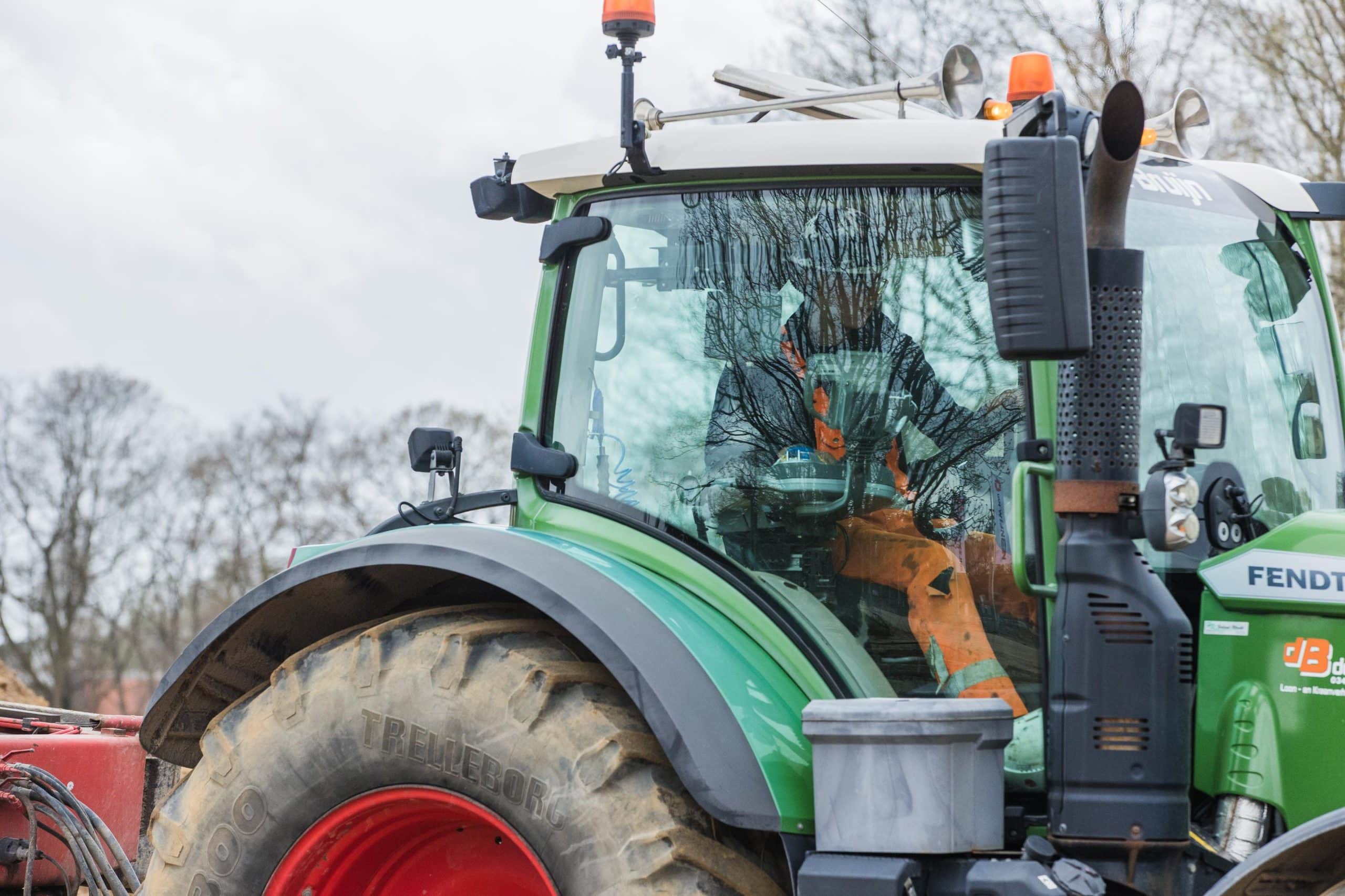 Medewerker in tractor tijdens werkzaamheden bij De Bruijn