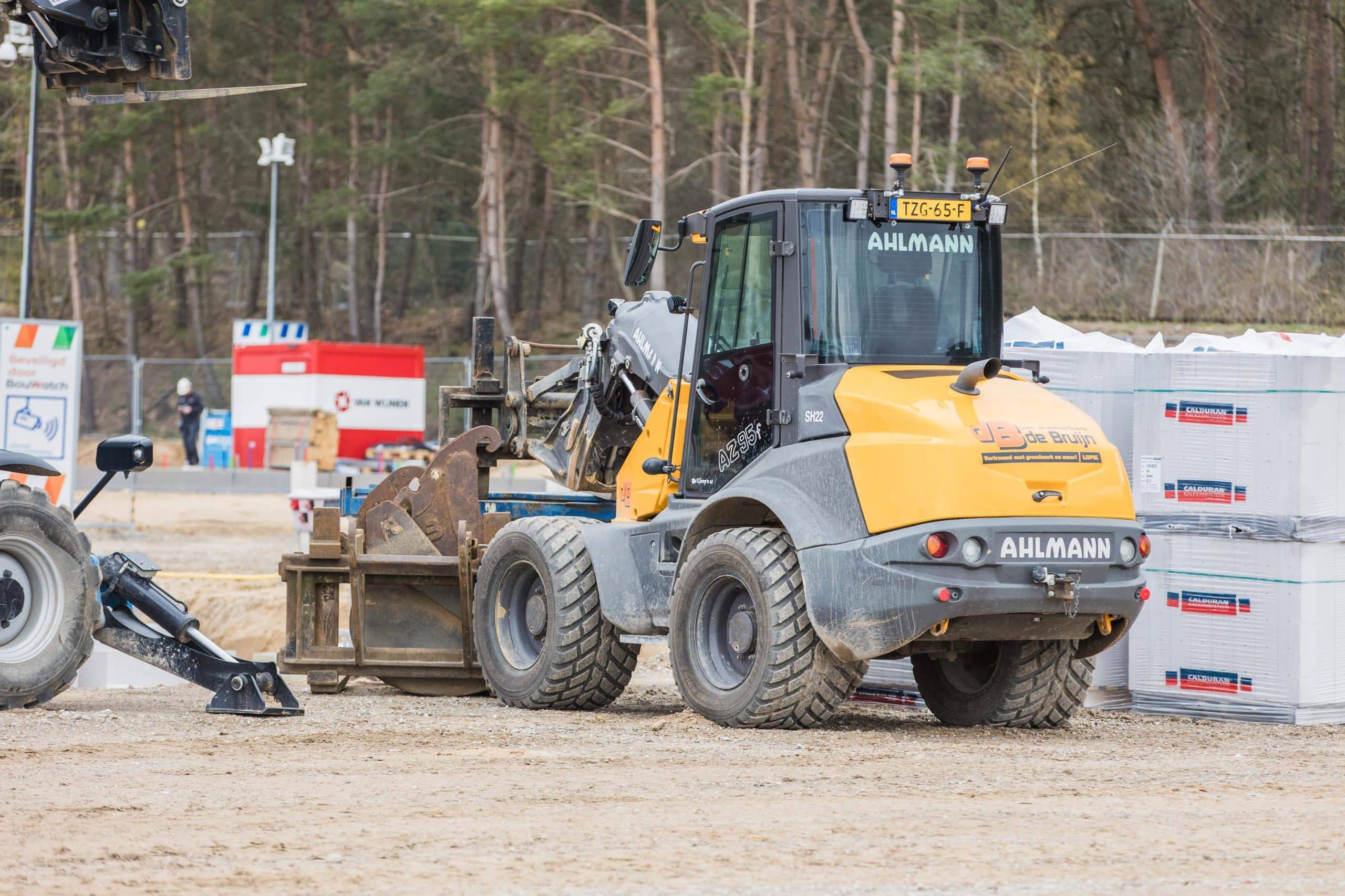 Shovelmachinist met wiellader aan het werk op bouwplaats