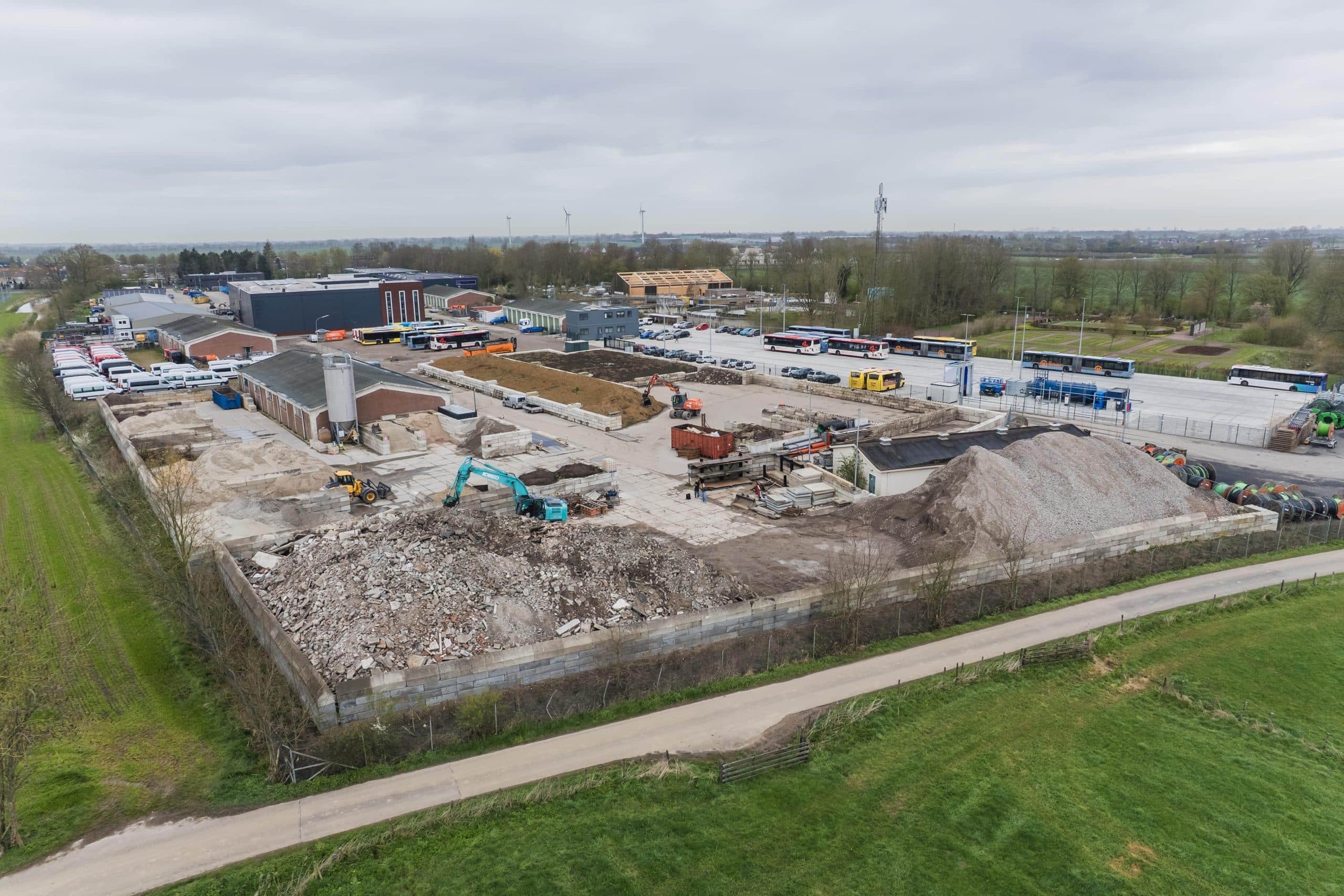 Luchtfoto van terrein voor zand- en grondhandel met opslag en grondverzet