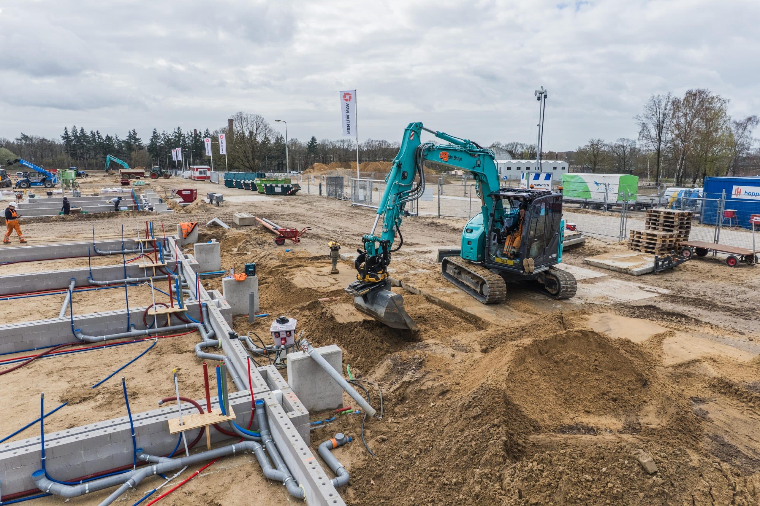 Graafmachine bezig met grondwerk op bouwlocatie
