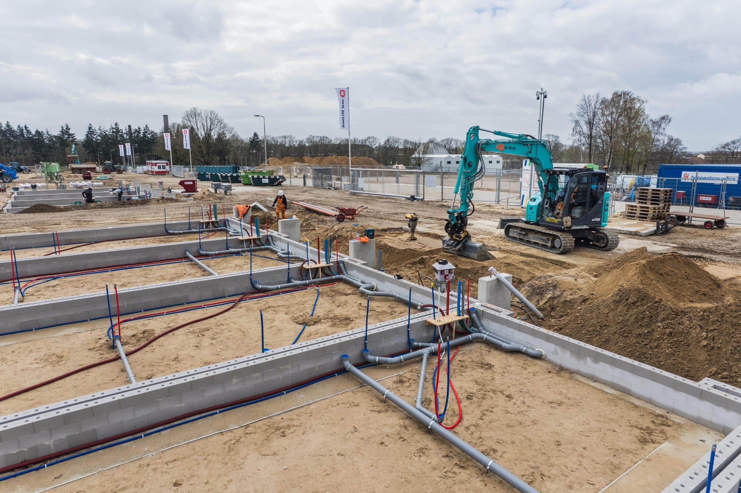 Graafmachine bezig met grondwerk op bouwlocatie