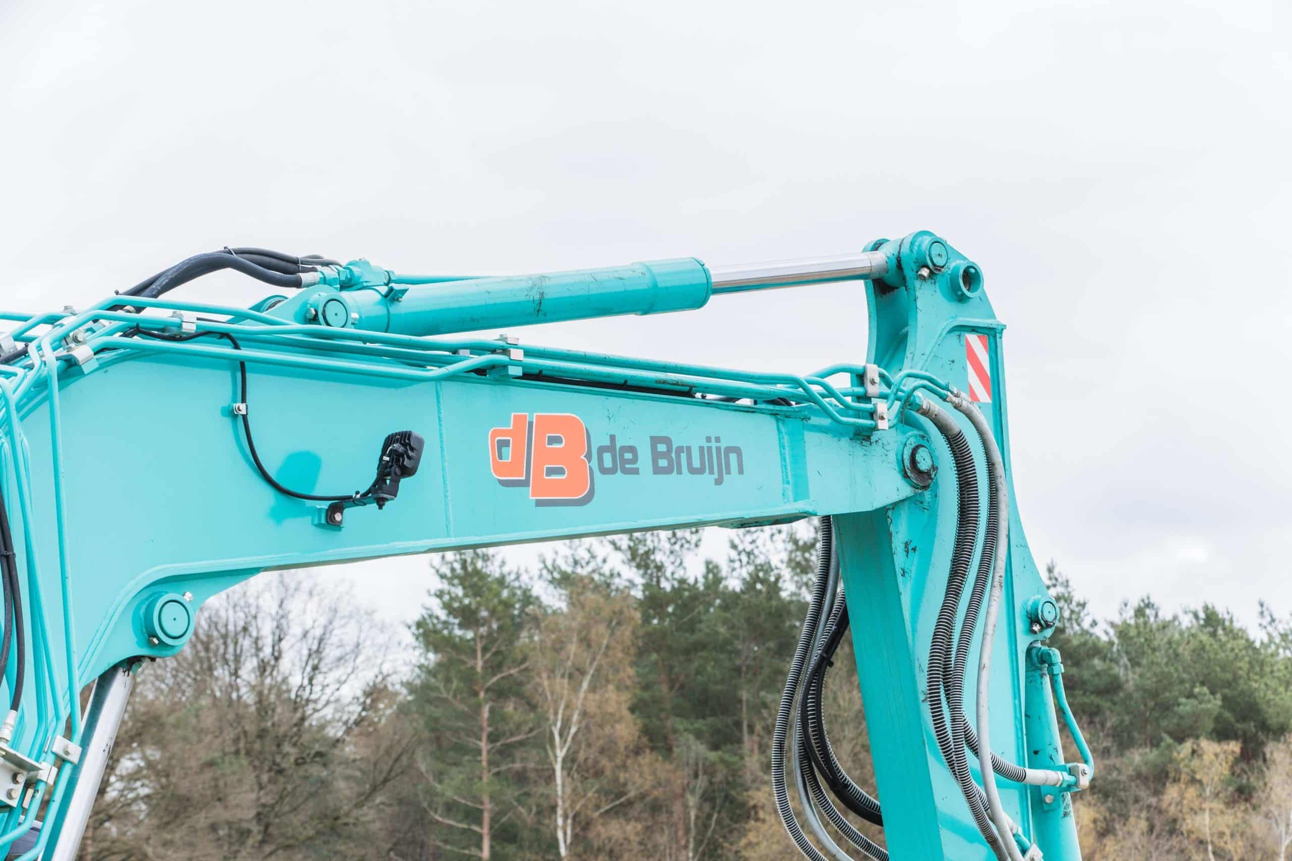 Detail van een turquoise graafmachine van De Bruijn Lopik